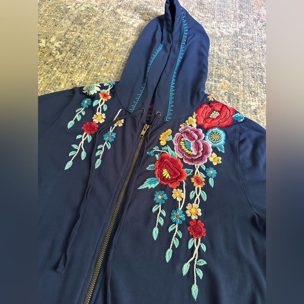 Johnny Was Floral Embroidered Zip Up Hooded Sweatshirt Jacket Relaxed Fit Navy - Picture 2 of 6